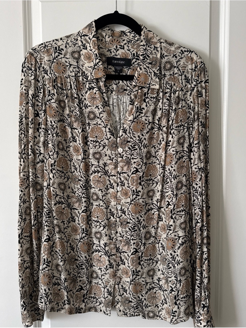 Karen Kane Blouse Long Sleeve V-Neck with Collar and Buttons. Large. Ivory Print
